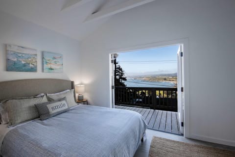 Bed, Balcony/Terrace, Bedroom, Sea view