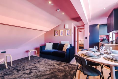 Skyline Two-Bed Retreat and Free Parking Apartment in Llandudno