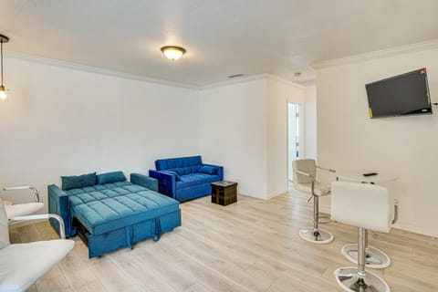 Between LA and Orange County Quiet Getaway with Patio House in Downey