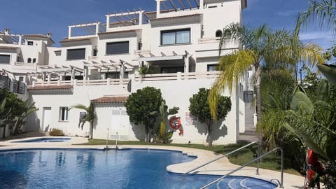 Property building, Garden, Garden view, Pool view, Swimming pool, sunbed