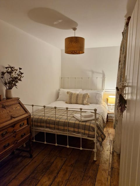 Rustic Welsh cottage House in Treflys