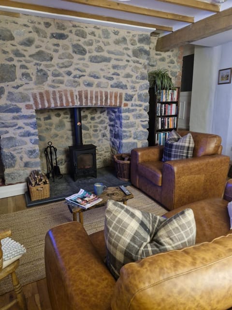 Rustic Welsh cottage House in Treflys