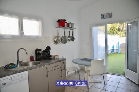 Kitchen or kitchenette, Dining area, dishwasher, minibar, pet friendly, stove, kitchen