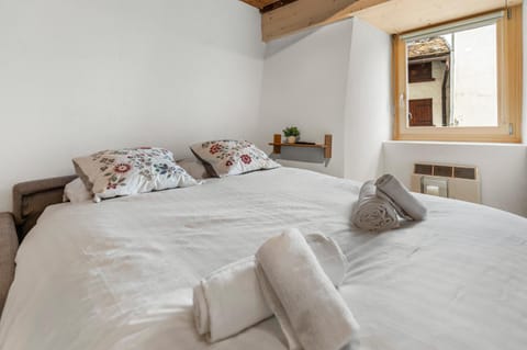 Bed, Living room, Photo of the whole room