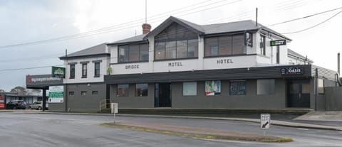 Bridge Hotel Motel in Smithton