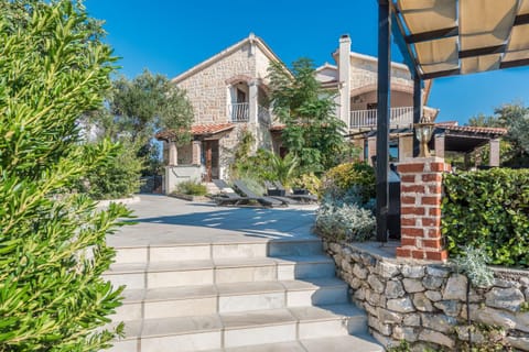 Property building, Facade/entrance, Garden