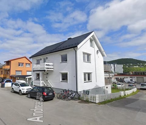 Facade/entrance, Street view, Parking