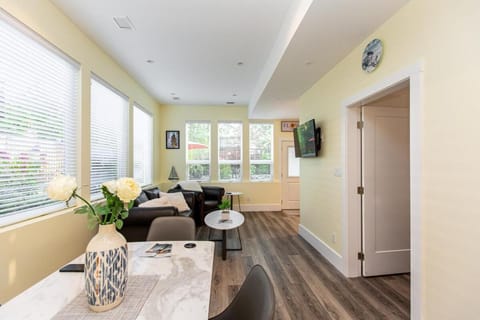 Sidney Solace 1BR Suite Minutes from Waterfront Apartment in Sidney