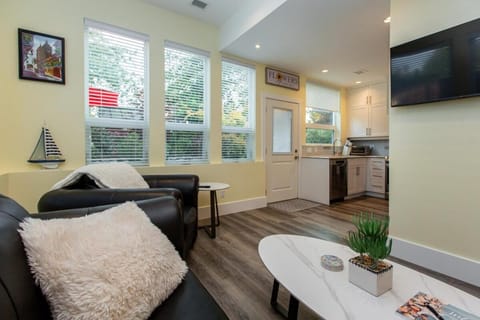 Sidney Solace 1BR Suite Minutes from Waterfront Apartment in Sidney