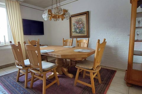 Communal lounge/ TV room, TV and multimedia, Living room, Dining area