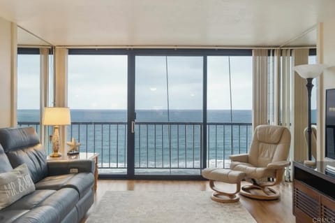One Bedroom Oceanfront Condo in San Diego Apartment in Pacific Beach
