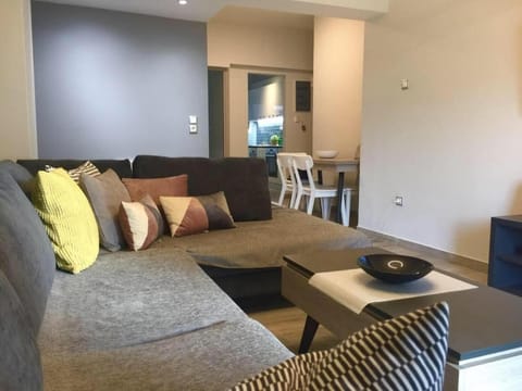 Sofia's Modern deluxe apt in the heart of Athens Apartment in Kallithea