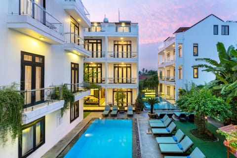 Property building, Balcony/Terrace, Garden view, Pool view, Swimming pool, Inner courtyard view, sunbed