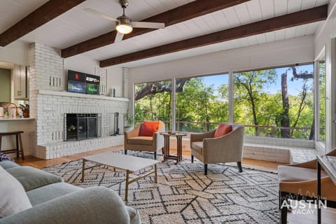 Communal lounge/ TV room, TV and multimedia, Living room, Seating area, Evening entertainment