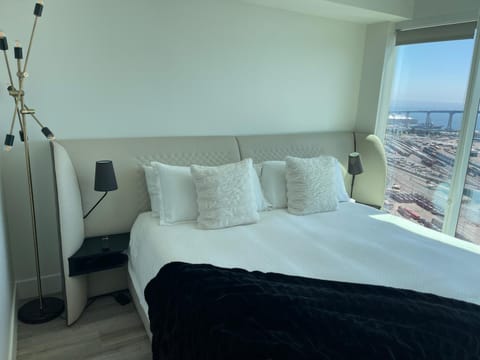 Bed, Seating area, Bedroom