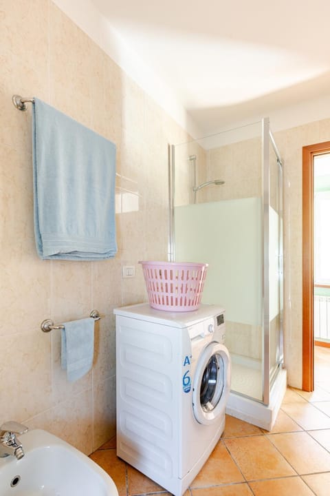 Shower, Toilet, Bathroom, towels, washing machine