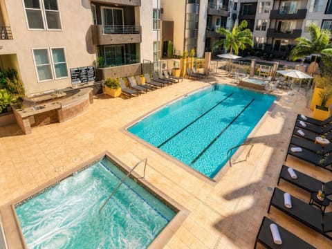Property building, Communal lounge/ TV room, Day, Evening entertainment, Pool view, Swimming pool, sunbed