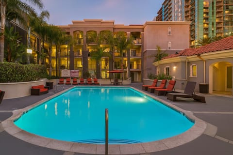 Property building, Patio, Day, Pool view, Swimming pool, sunbed