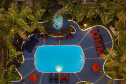 Property building, Day, Natural landscape, Bird's eye view, Pool view, Swimming pool, sunbed