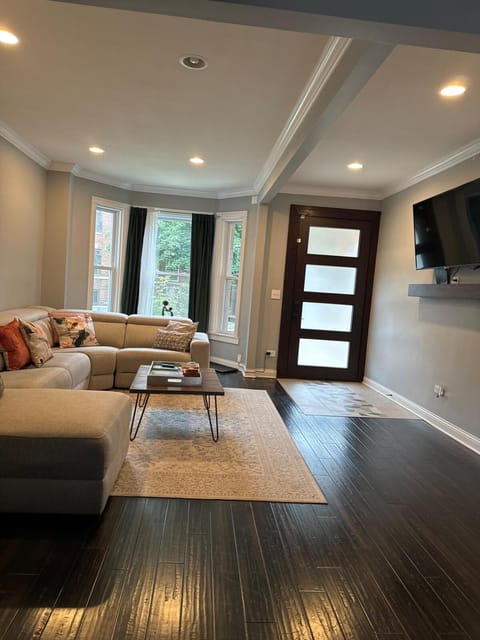 Communal lounge/ TV room, TV and multimedia, Living room, Seating area, Evening entertainment