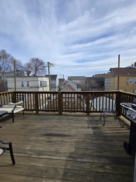 2 Story 3 BD with Chefs Kitchen and Large Deck Apartment in Chicago