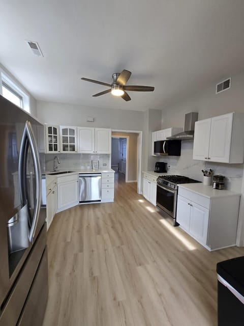 2 Story 3 BD with Chefs Kitchen and Large Deck Apartment in Chicago