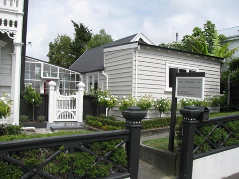 Historic Colenso Cottage Villa in Napier