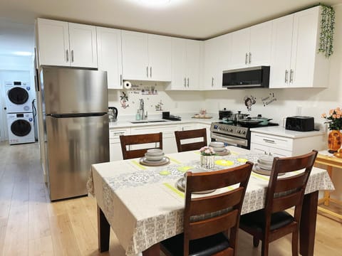 Coffee/tea facilities, Kitchen or kitchenette, Seating area, Dining area, oven, stove, toaster