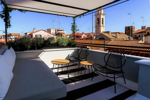 Property building, Balcony/Terrace, Living room