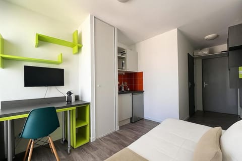 Bed, Kitchen or kitchenette, Photo of the whole room, Bedroom