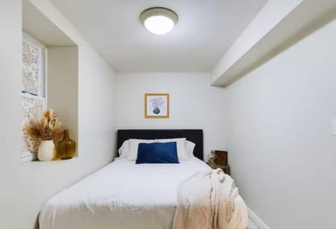 Free Parking just a 15 Min Walk to Wrigley with CTA Apartment in Chicago