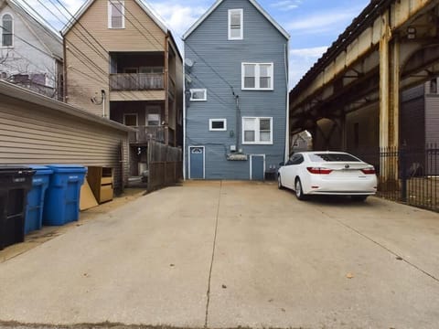 Free Parking just a 15 Min Walk to Wrigley with CTA Apartment in Chicago
