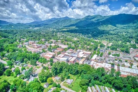 Downtown Waynesville! Hot-tub and fenced yard! Walk to town House in Waynesville