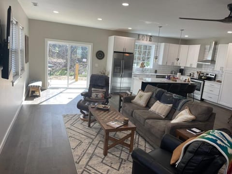 Downtown Waynesville! Hot-tub and fenced yard! Walk to town House in Waynesville