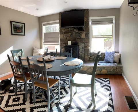 Family Friendly Charming Truckee Getaway Walk to Shops & Dining House in Truckee