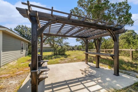 Lakeside Retreat King Suite with Grills and Fire Pit House in Canyon Lake