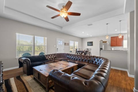 Lakeside Retreat King Suite with Grills and Fire Pit House in Canyon Lake