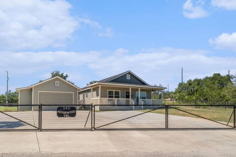 Lakeside Retreat King Suite with Grills and Fire Pit House in Canyon Lake