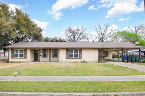 Downtown Events Welcome Near Riverwalk and Alamo House in San Antonio