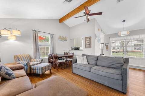 Walk to Lake with Views Budget Friendly and Hot or Cold Tub House in Canyon Lake