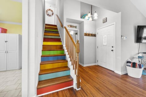 Walk to Lake with Views Budget Friendly and Hot or Cold Tub House in Canyon Lake