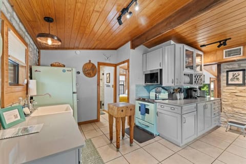 Guadalupe River Cabin with Kayaks and BBQ Cabin in Canyon Lake