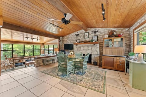 Guadalupe River Cabin with Kayaks and BBQ Cabin in Canyon Lake