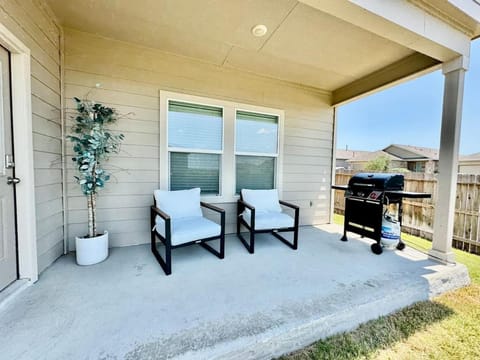 King Suite with Community Pool and Grill House in San Antonio