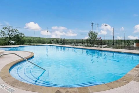 King Suite with Community Pool and Grill House in San Antonio