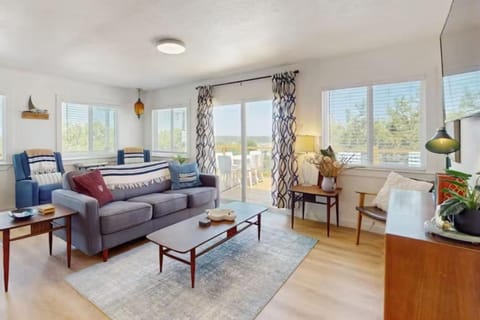 Budget Friendly Lake Getaway with Decks and Grill House in Canyon Lake