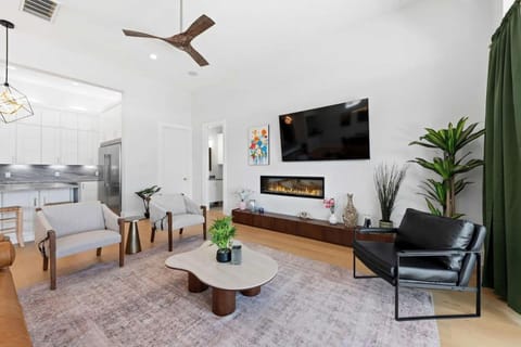 Backyard Lake House for Large Groups with Fire Pit and Gameroom House in Canyon Lake