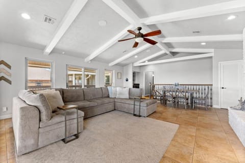 Luxe Lakeside Villa Large Groups withj Fire Pit or Grill House in Spring Branch