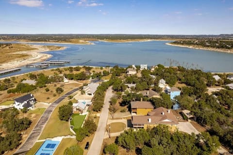 Luxe Lakeside Villa Large Groups withj Fire Pit or Grill House in Spring Branch