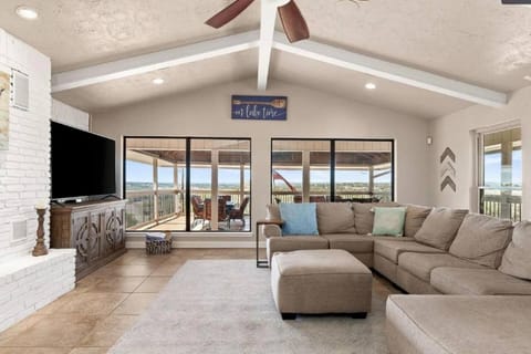 Luxe Lakeside Villa Large Groups withj Fire Pit or Grill House in Spring Branch